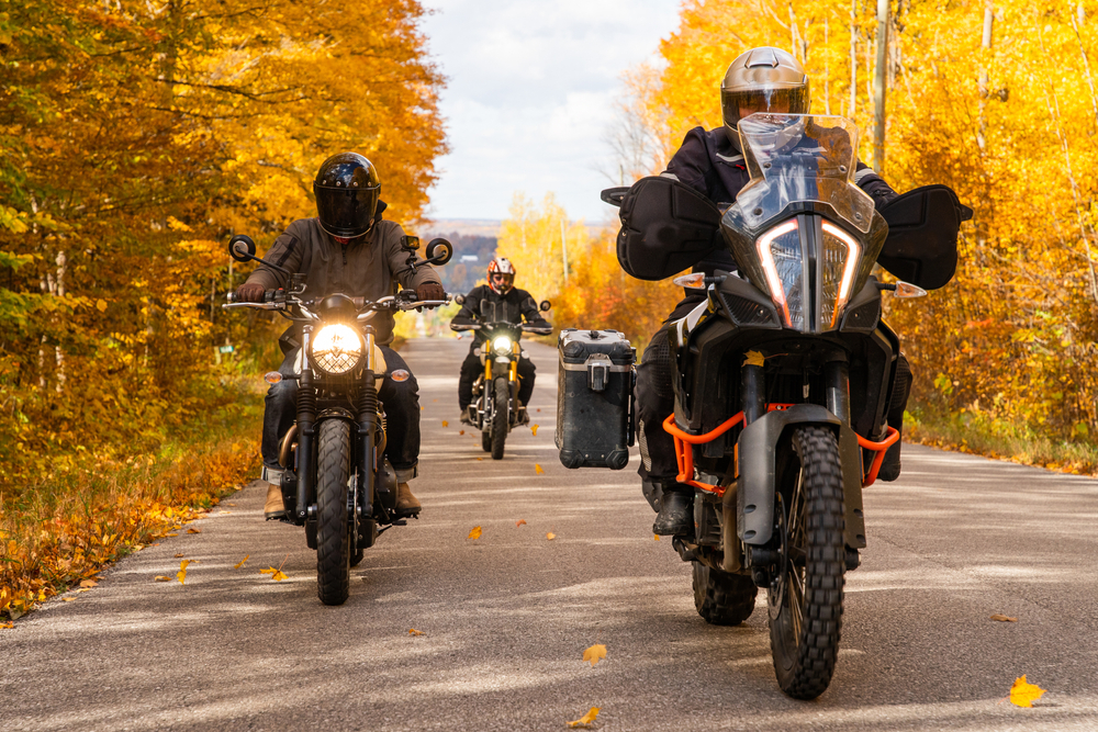 Trois motos sur une route d’Ardenne en automne