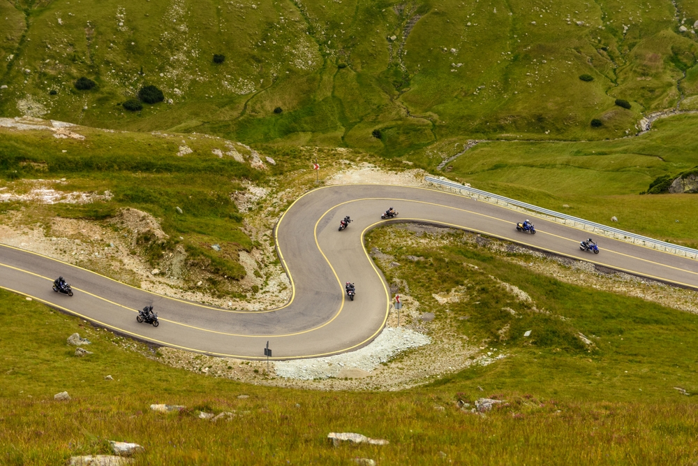 Groupe de motos sur une route sinueuse de montagne